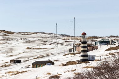 Petropavlovsky Deniz Feneri, Kamçatka Yarımadası 'ndaki Mayachny Burnu' nda Pasifik Okyanusu 'ndaki Avacha Körfezi kıyısında Petropavlovsk-Kamchatsky City civarında yer alıyor. Kirli erimiş kar.