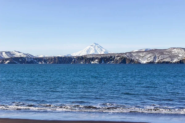 Península Kamchatka Colina Del Volcán Vilyuchinsky Está Cubierta Nieve Sobre — Foto de Stock