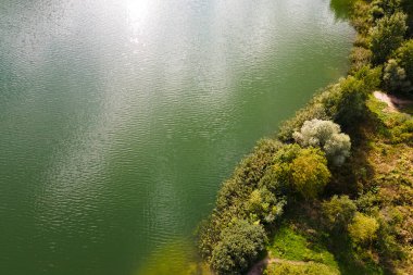 Yeni yılın kutlu olsun 2022 tatili ve sıcak ülkelere kış tatili seyahati tropikal adaya. Palmiye ağaçları ve deniz dalgaları. İHA tarafından çekilen hava görüntüsü.