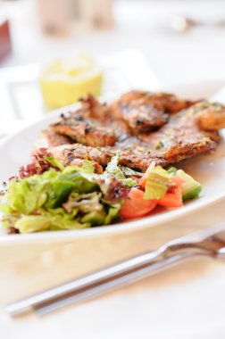 Sebzeli kızarmış tavuk.