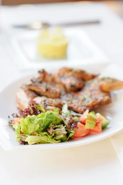 Fried chicken on a plate with vegetables — Stock Photo, Image