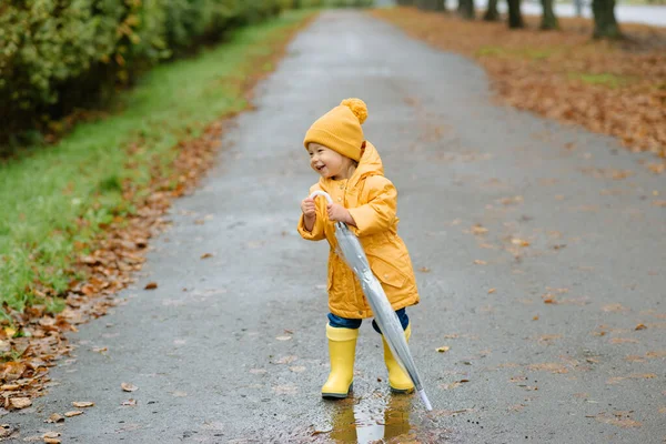 Маленька Дівчинка Ходить Парасолькою Жовтих Гумових Чоботах Водонепроникним Плащем Осінній — стокове фото
