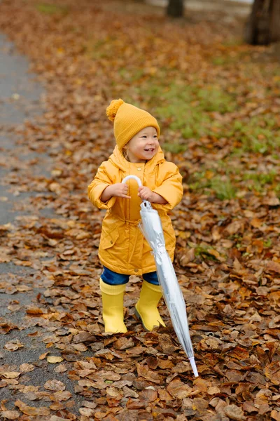 Una Niña Camina Con Paraguas Botas Goma Amarillas Impermeable Caminata —  Fotos de Stock