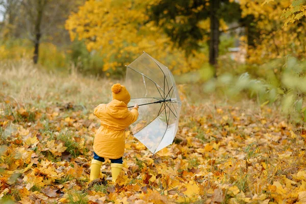 Una Niña Camina Con Paraguas Botas Goma Amarillas Impermeable Caminata —  Fotos de Stock