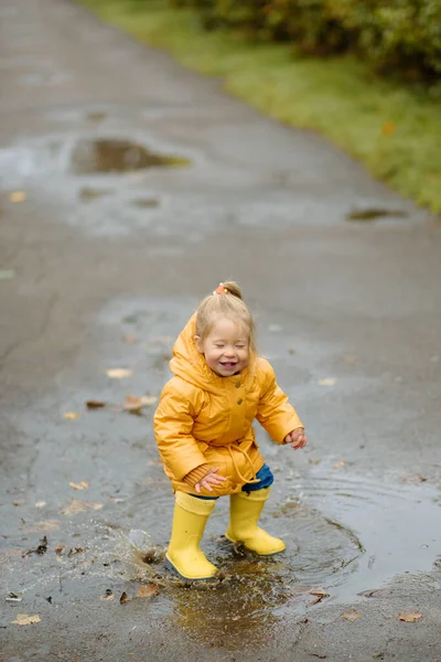 Una Niña Está Saltando Charco Con Botas Goma Amarillas Impermeable —  Fotos de Stock
