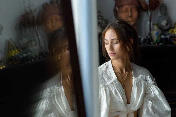 Retrato Uma Bela Jovem Mulher Olha Para Lado — Fotografia de Stock