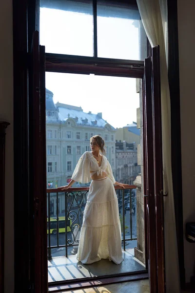 Eine Junge Frau Ruht Auf Dem Balkon Ihrer Wohnung Mit — Stockfoto