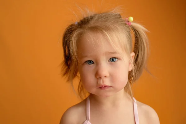 Bir Buçuk Yaşında Bir Kız Çocuğuna Yakın Plan Kızın Sümüğü — Stok fotoğraf