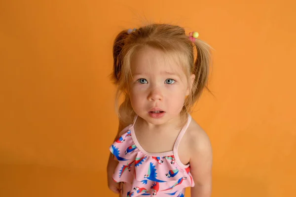 Bir Buçuk Yaşında Mayo Giymiş Bir Kız Çocuğuna Stüdyo Fotoğraf — Stok fotoğraf
