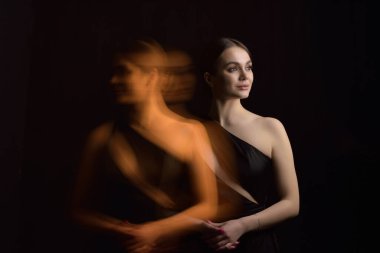 Profesyonel makyajlı güzel bir kadın.