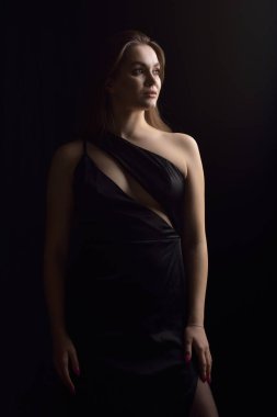 Profesyonel makyajlı güzel bir kadın.