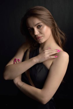 Profesyonel makyajlı güzel bir kadın.