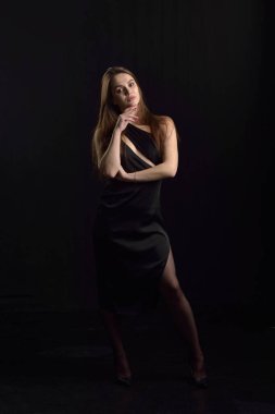 Profesyonel makyajlı güzel bir kadın.