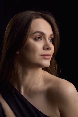 Profesyonel makyajlı güzel bir kadın.