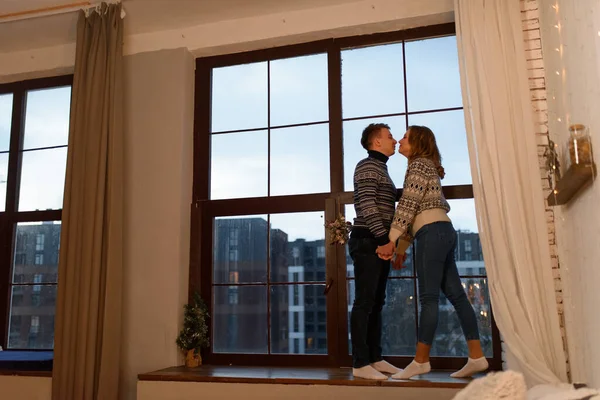 Örgü Kazaklı Sevgi Dolu Bir Çift Pencere Pervazındaki Geniş Pencerenin — Stok fotoğraf