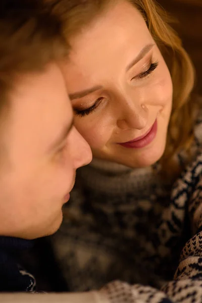 Imagem Jovem Homem Feliz Beijando Abraçando Mulher Bonita — Fotografia de Stock