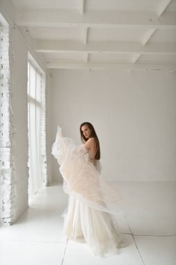 Beyaz arka planda güzel bir gelinin portresi..