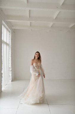 Beyaz arka planda güzel bir gelinin portresi..