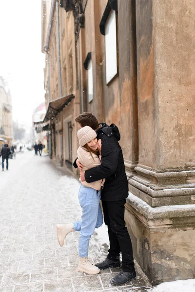 Young Couple Kissing Huge Pine City Covered White Snow — Stock Photo, Image