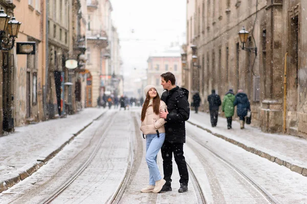 Karlı Bir Noel Perisi Nde Birlikte Eğleniyoruz Genç Neşeli Bir — Stok fotoğraf