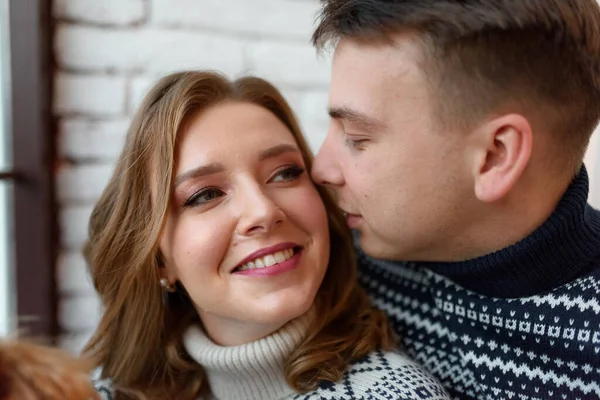 Imagen Joven Feliz Hombre Besando Abrazando Una Hermosa Mujer —  Fotos de Stock