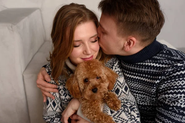 Joven Pareja Feliz Muda Una Nueva Casa Están Abrazando Cachorrito —  Fotos de Stock