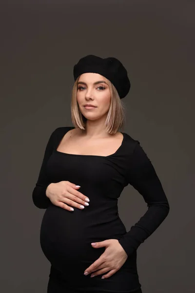 Elegante Mujer Embarazada Hermosa Vestido Negro Sostiene Sus Manos Sobre — Foto de Stock
