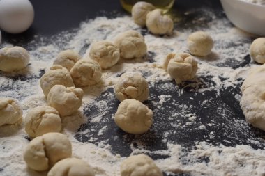 Siyah arka planda daire şeklinde hamur parçaları. Mantı mankeni. Geleneksel Ukrayna mutfağı.