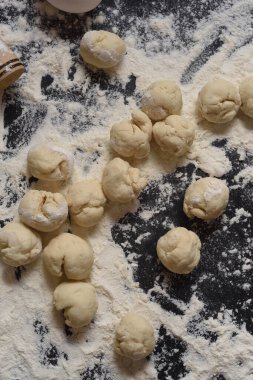 Siyah arka planda daire şeklinde hamur parçaları. Mantı mankeni. Geleneksel Ukrayna mutfağı.