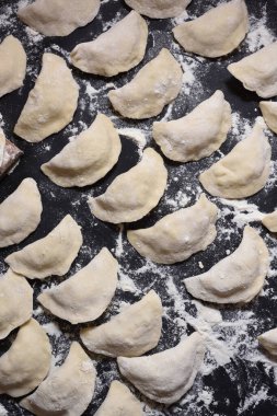 Çiğ hamur tatlısı. Patatesli hamur tatlısı. Koyu kırsal arka planda. Üst görünüm, yakın plan