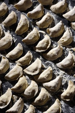 Çiğ hamur tatlısı. Patatesli hamur tatlısı. Koyu kırsal arka planda. Üst görünüm, yakın plan