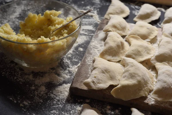 Dumplings Con Patatas Hechas Mano Sobre Fondo Negro Disparo Desde — Foto de Stock