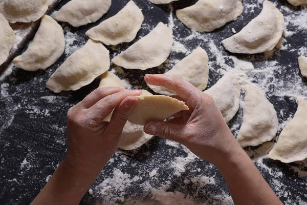 Mulher Esculpe Bolinhos Com Batatas Feitas Mão Fundo Preto Tiro — Fotografia de Stock