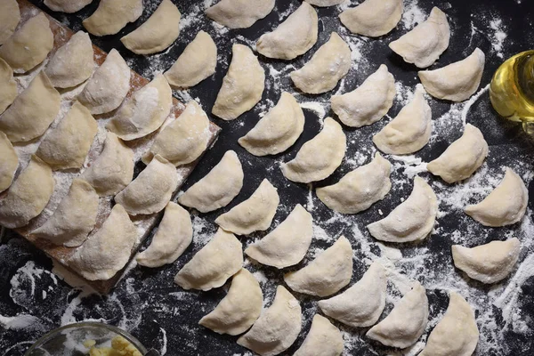 Bolinhos Com Batatas Feitas Mão Fundo Preto Tiro Ângulo Superior — Fotografia de Stock