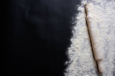 Metnin için siyah yüzeyde fotokopi arkaplanı oluşturuluyor. Üst görünüm.