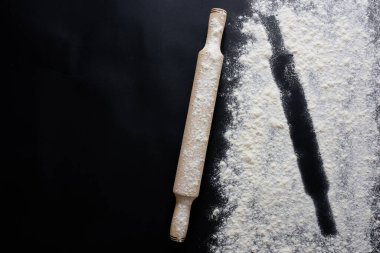 Metnin için siyah yüzeyde fotokopi arkaplanı oluşturuluyor. Üst görünüm.