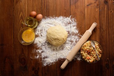 Ahşap bir arka planda hamur yoğurma.