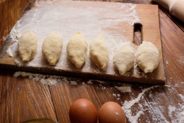 Tahta arka planda çiğ ev yapımı turtalar..