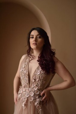 İçerideki odada oturan genç kız pencereye oturur.