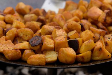 Sokak yemeği festivali sırasında büyük bir tavada kızarmış patates parçaları..