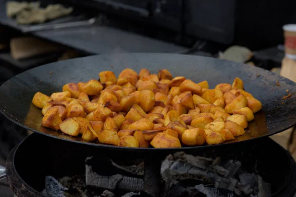 Potongan Kentang Goreng Dalam Wajan Besar Selama Festival Makanan Jalanan — Stok Foto