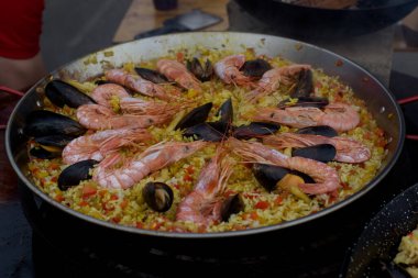 İspanyol paella sokak restoranında hazırlandı. 