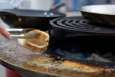 Ahtapot eti sokak yemekleri festivalinde duman ve ateşle hazırlandı.