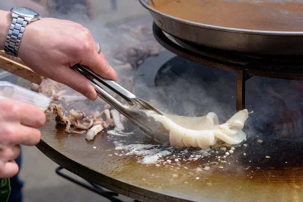 Мясо Осьминога Готовится Фестивале Уличной Еды Дымом Огнем — стоковое фото