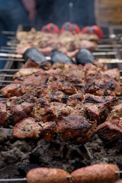 Tusuk Panggang Daging Atas Bara Dengan Asap Makanan Jalanan — Stok Foto