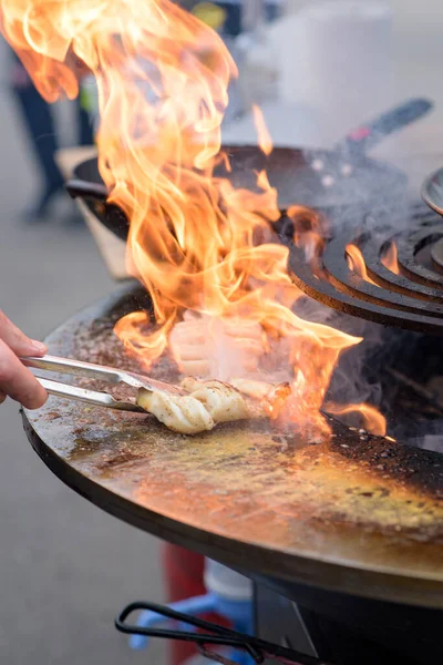 Мясо Осьминога Готовится Фестивале Уличной Еды Дымом Огнем — стоковое фото