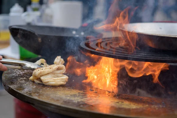Мясо Осьминога Готовится Фестивале Уличной Еды Дымом Огнем — стоковое фото