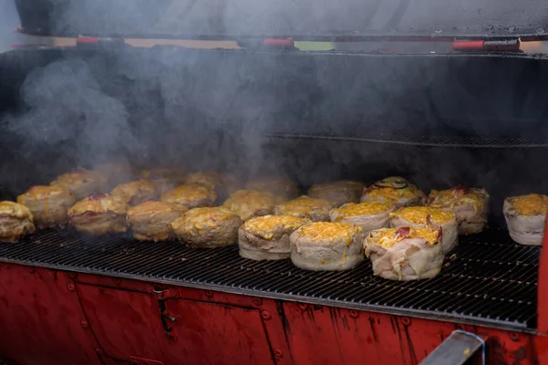 Гамбургеры Ручной Работы Время Фестиваля Уличной Еды Курение Время Приготовления — стоковое фото