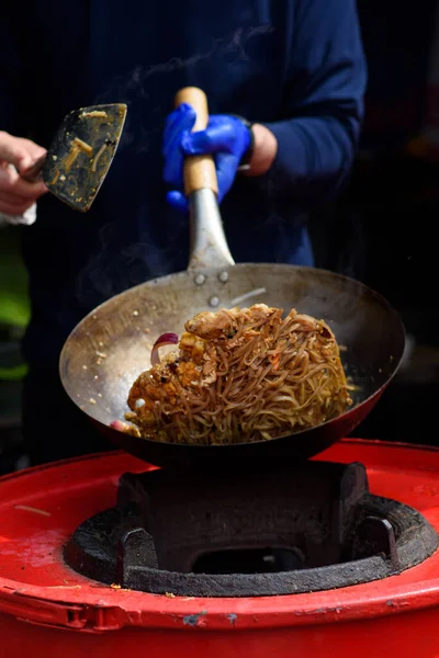 Шеф Повар Готовит Китайскую Еду Фестивале Уличной Еды Сфотографировано Еда — стоковое фото