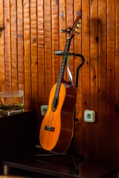 Spanische Gitarre auf einem Ständer — Stockfoto